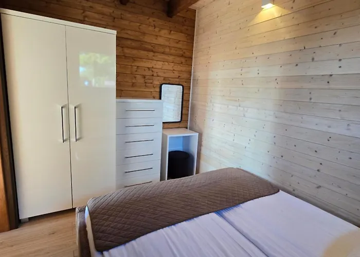 民宿 Fajne 亚斯塔尔尼亚